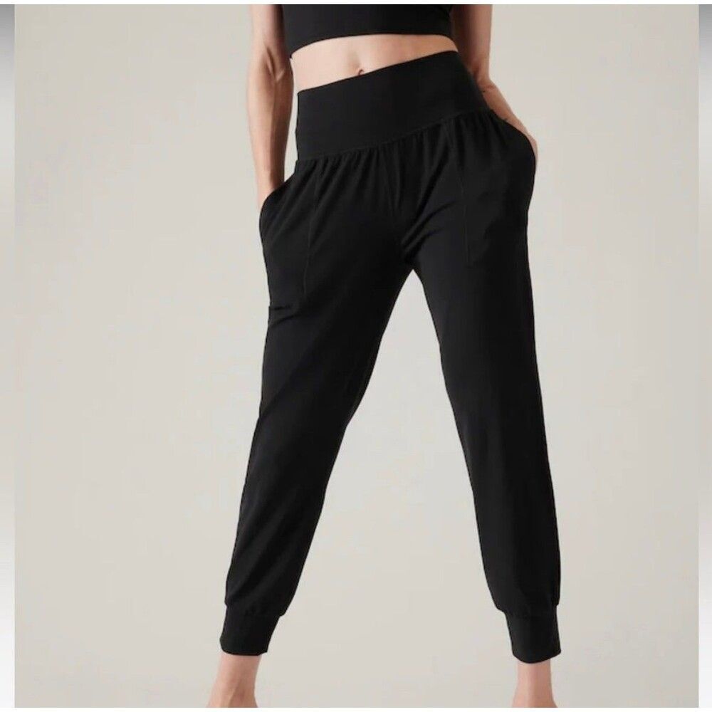 Athleta salutation jogger in powervita size small black light weight jogger